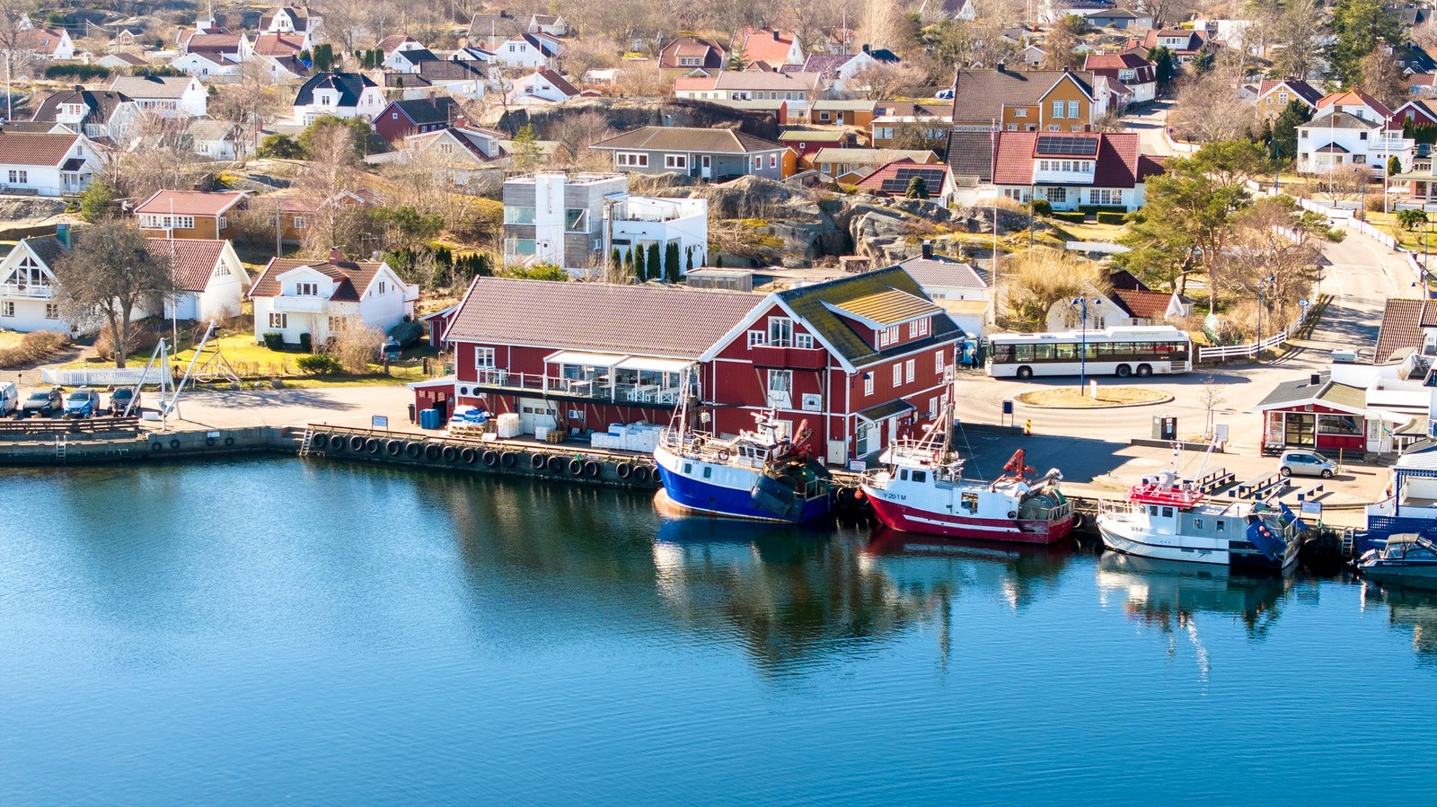 Fra eiendommene er det kort vei til Tjøme Golfklubbs idylliske anlegg, en meget velholdt og utfordrende Dobbel Ni bane av høy kvalitet. Galleribilde