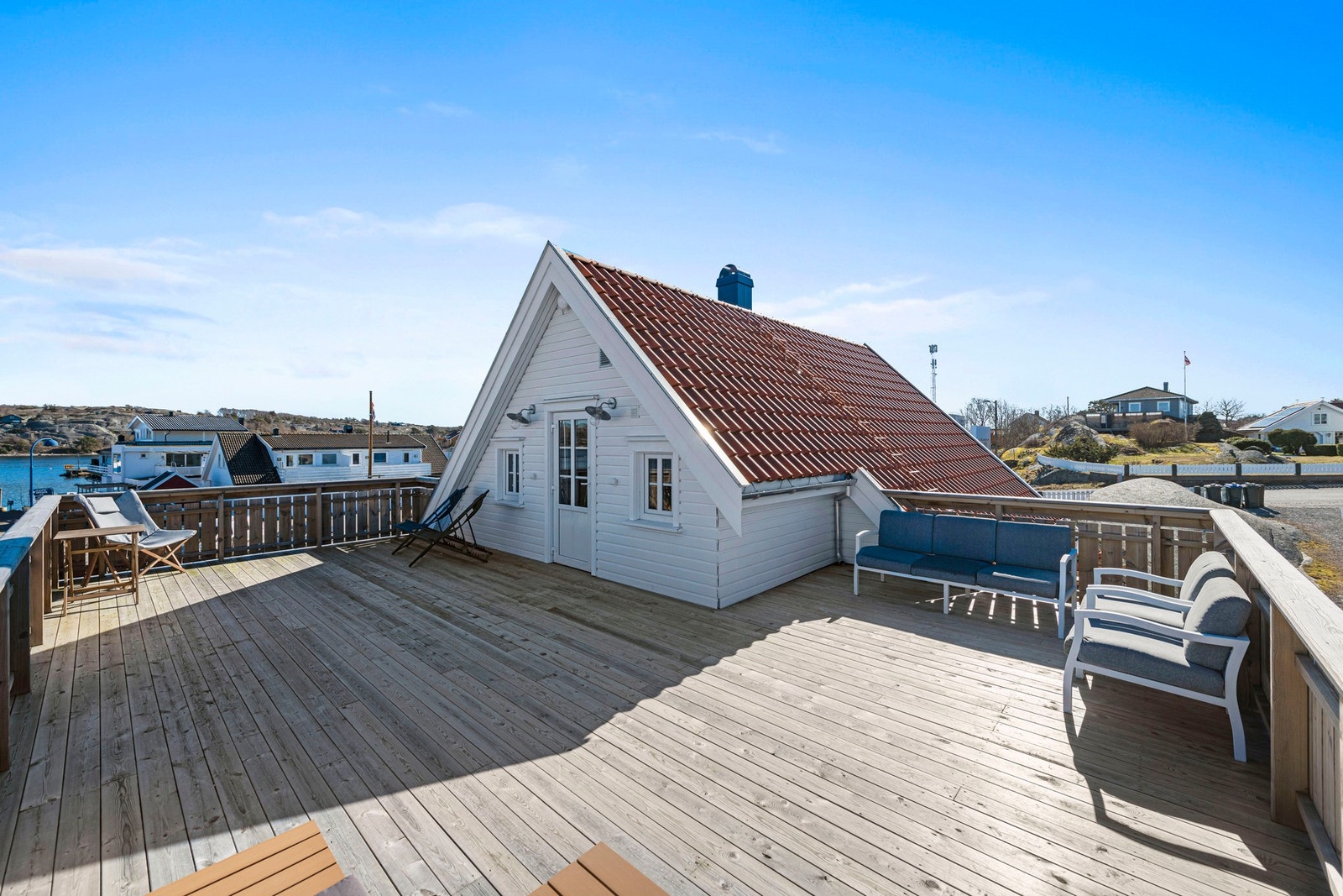 Fra loftstuen har du utgang til en stor balkong på ca 48 m2 med fantastisk utsikt. Galleribilde