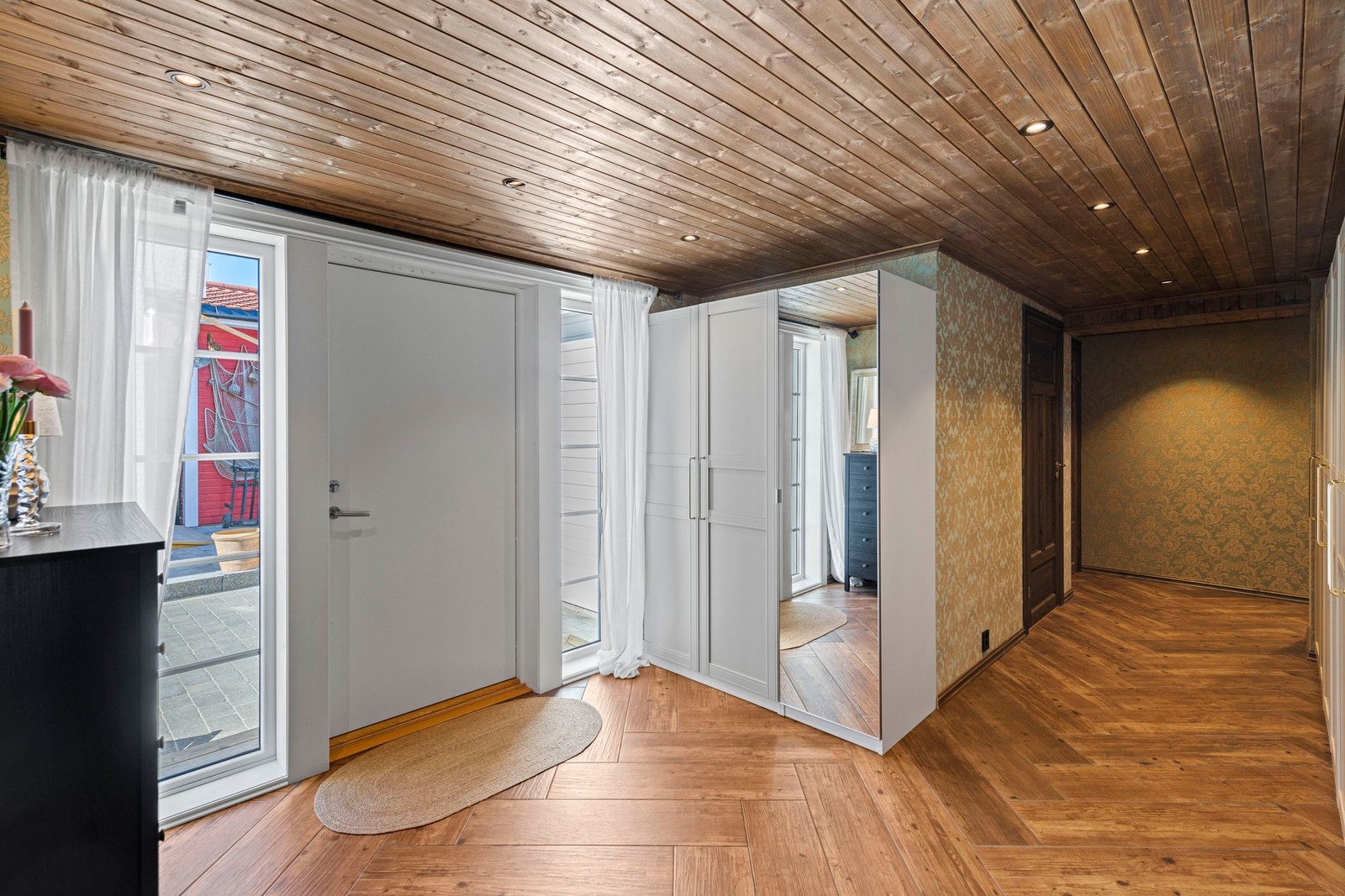 Du kommer inn til en romslig entré/hall som gir deg en god romfølelse. Galleribilde