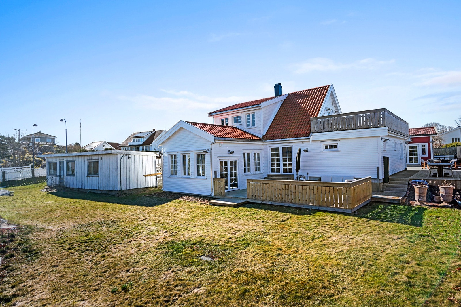På forsiden av huset har du terrassen og stor hage med gode solforhold. Galleribilde