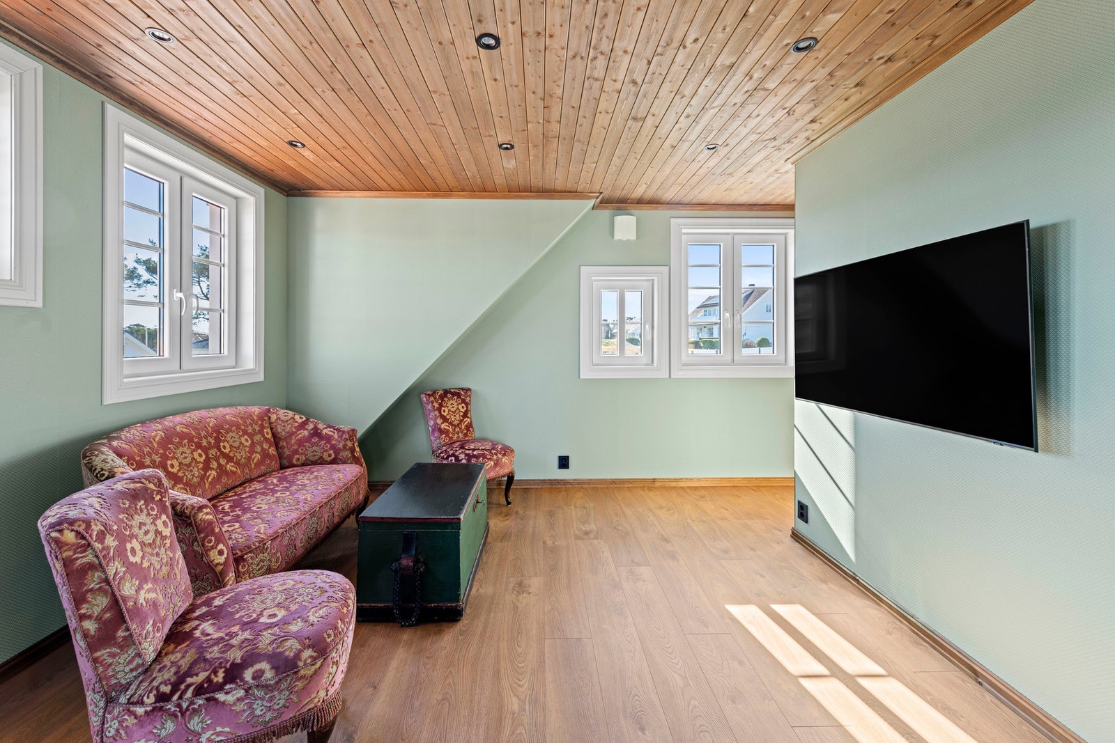 I denne etasjen har du en loftstue med god plass til sofaløsning med tilhørende møblement og tv på vegg. Galleribilde