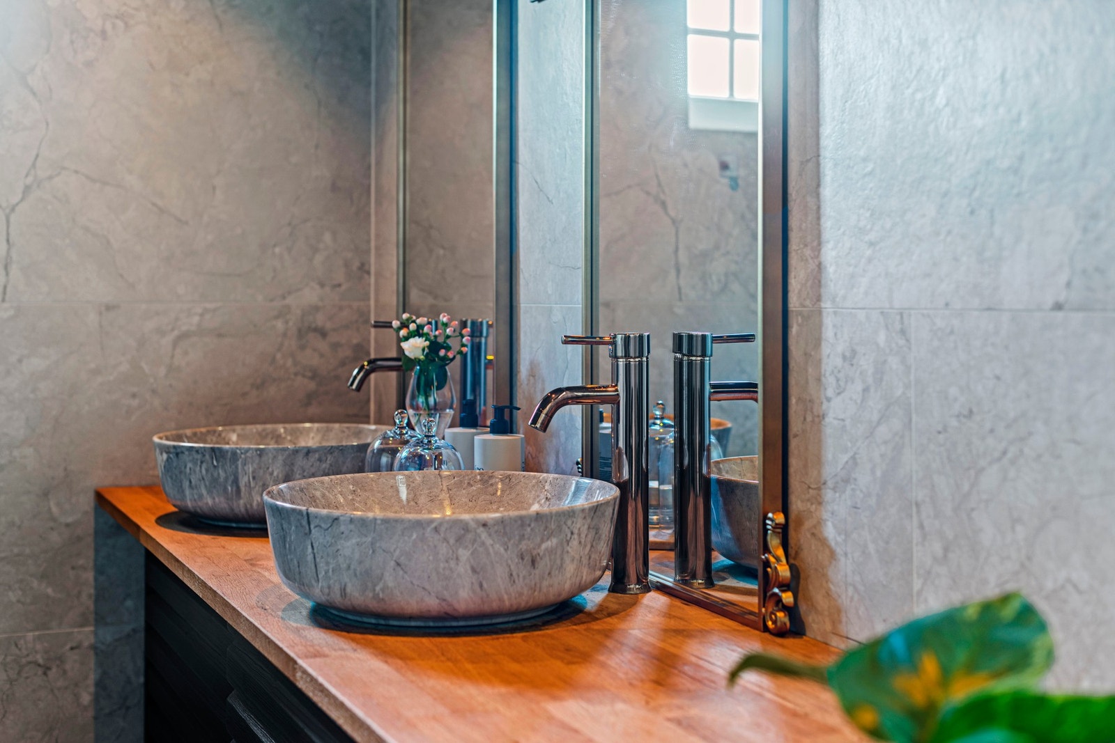 Innredet med servantinnredning, dusjdører og wc. Galleribilde