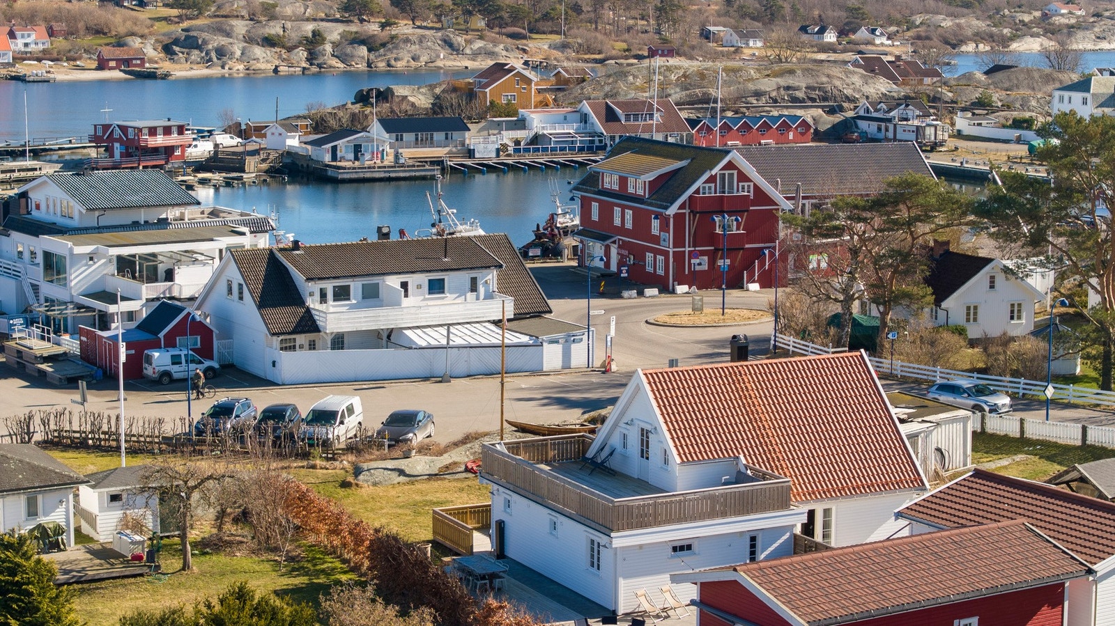 I området finnes også butikker, offentlig kommunikasjon og gode servicetilbud. Øya er et populært feriested sommerstid og har en mengde private sommerhus og hytter, flere pensjonater og en leirskole. Galleribilde
