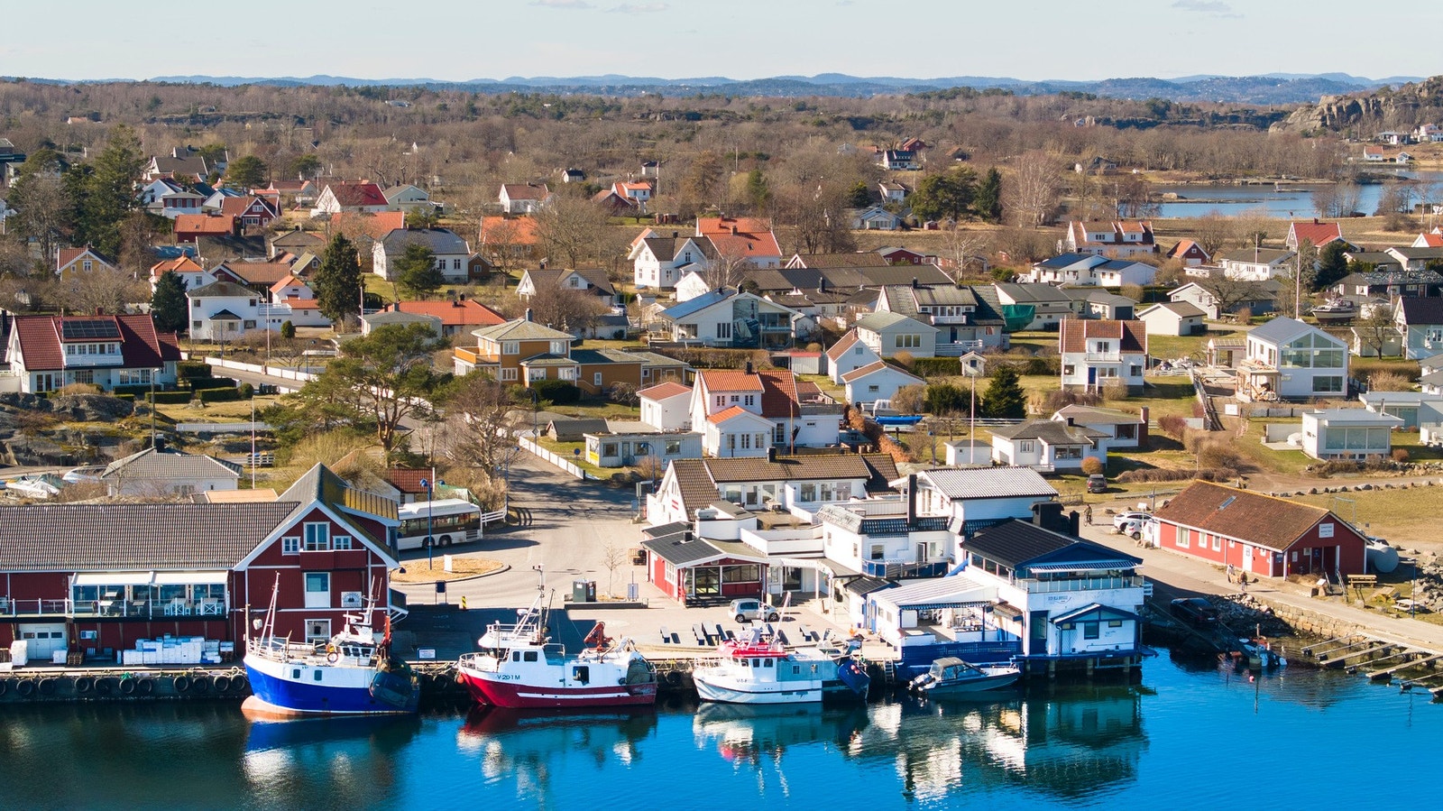 Legg gjerne turen til populære Verdens Ende med sine mange svaberg, småholmer og vakre natur. Her er det nydelig utsikt utover havet, samt fine bade- og fiskemuligheter. Galleribilde