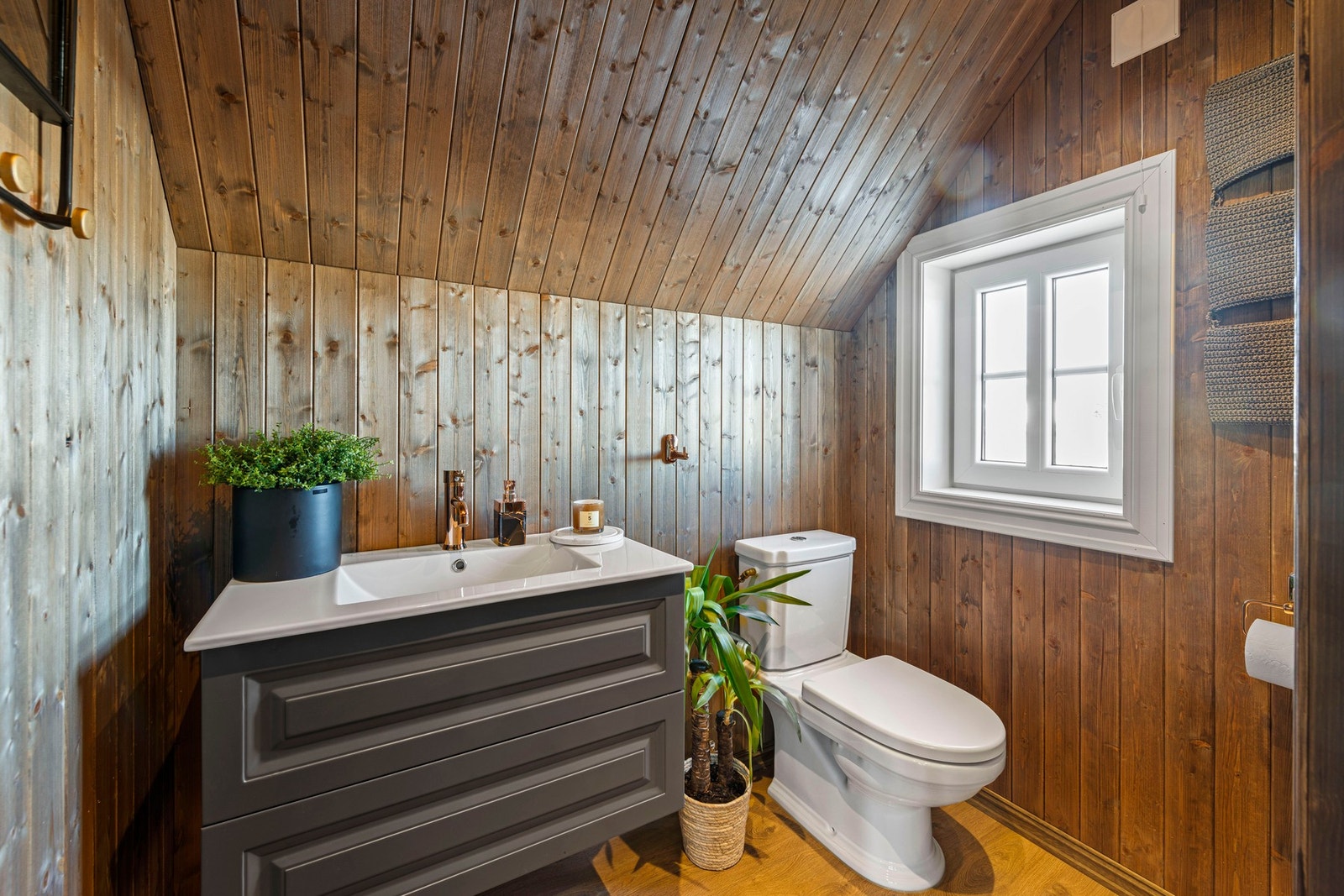 I denne etasjen har du et toalettrom. Toalettrommet har laminat på gulv. Forøvrig panel på overflater. Innredet med servantskap og wc. Galleribilde