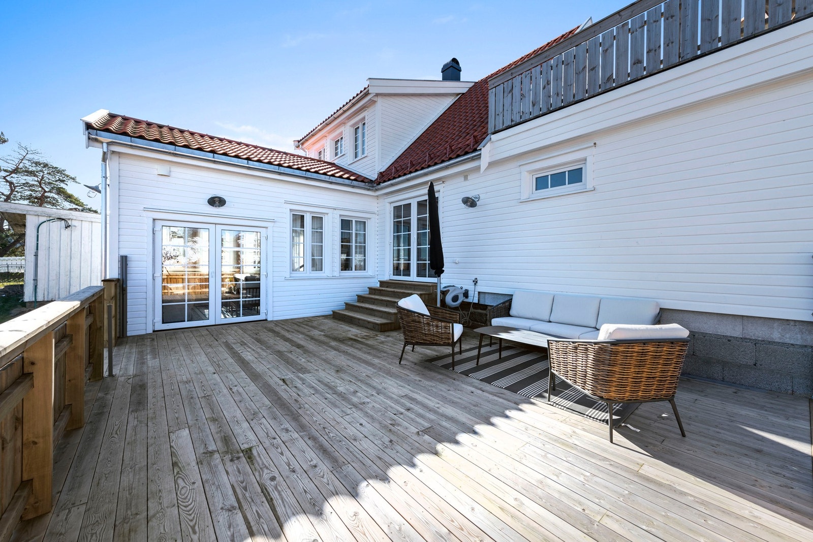 Nyt late dager på takterrassen, i en solseng i den private bakhagen eller gå en liten spasertur ned til den mest populære sandstranda på Hvasser. Galleribilde