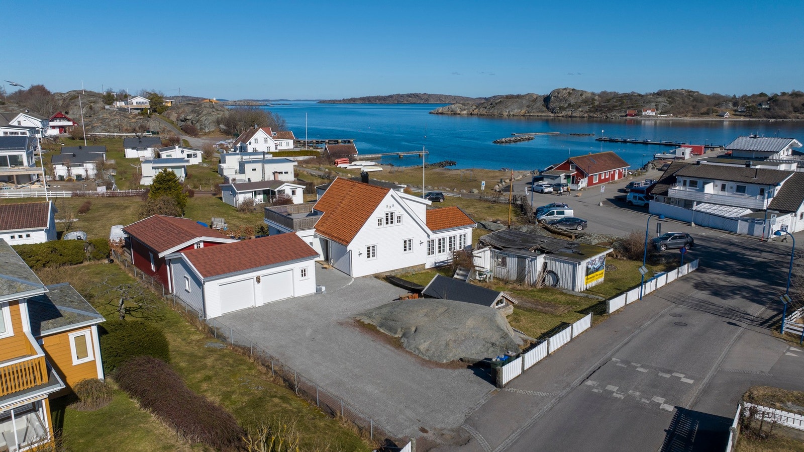 Eiendommen ligger beliggende i barnevennlig og sjønært område nesten ytterst på Sandøsund på Hvasser i Færder kommune. Galleribilde