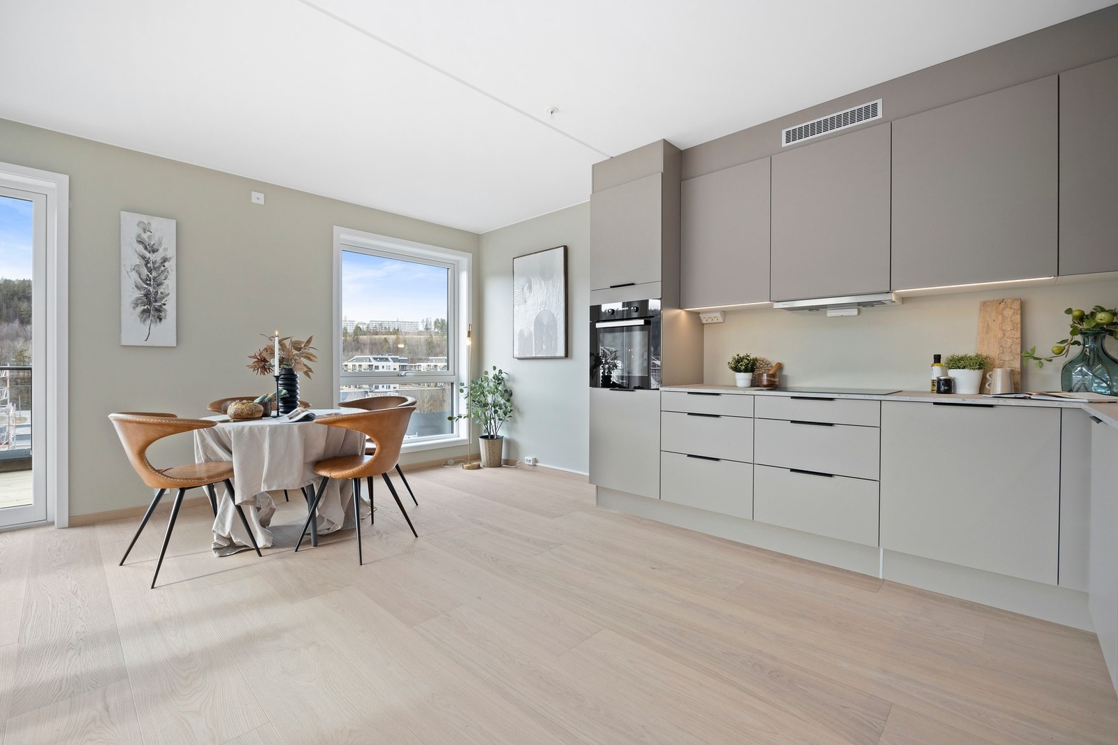 HTH Glatt Beige, med hvitevarer fra AEG Galleribilde