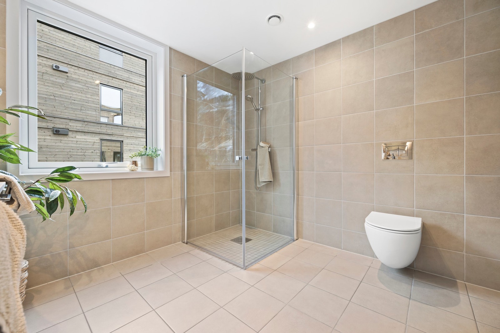 Dusjhjørne med innfellbare glass-/dusjdører Galleribilde