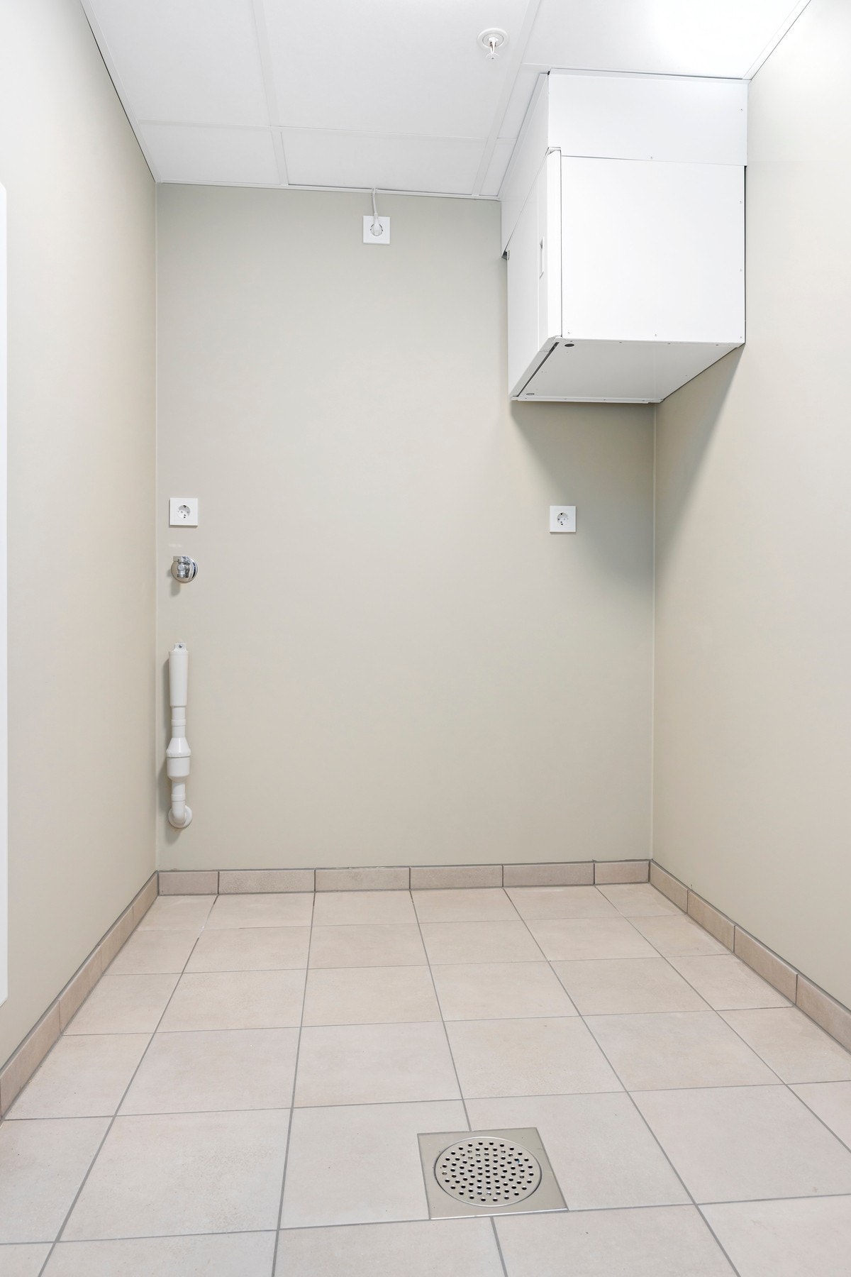 Teknisk rom med opplegg for oppvaskmaskin Galleribilde