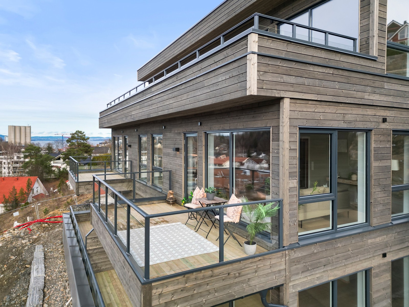 Leiligheten ligger i 2. etasje med glimrende solforhold og fjordutsikt! Galleribilde