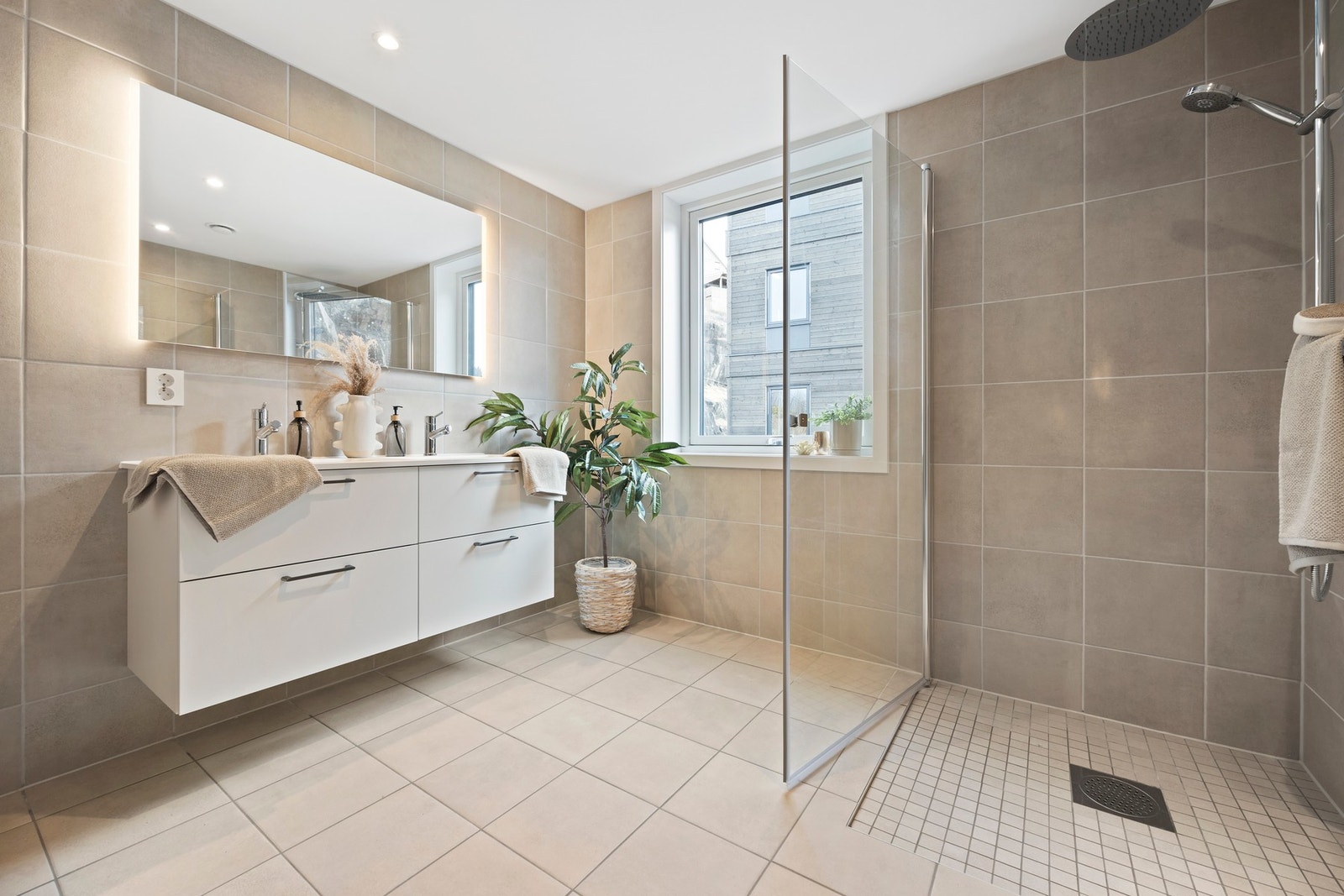 Stort flislagt bad - 7,5 kvm Galleribilde