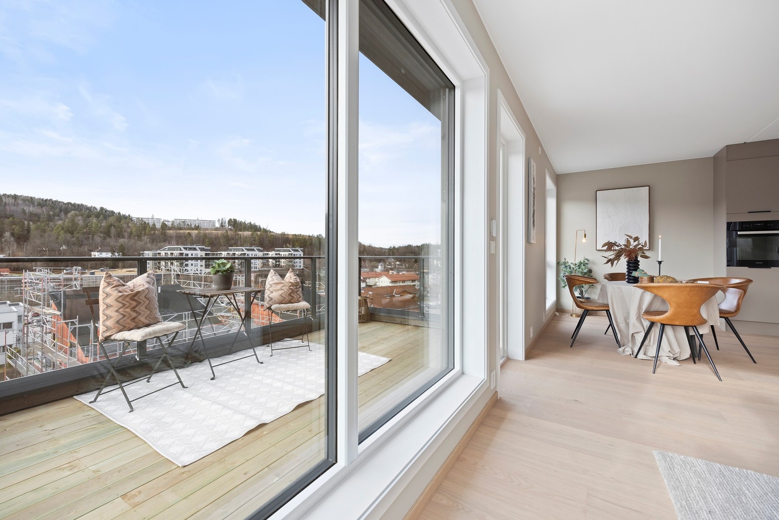 Store vinduer gir mye lys Galleribilde