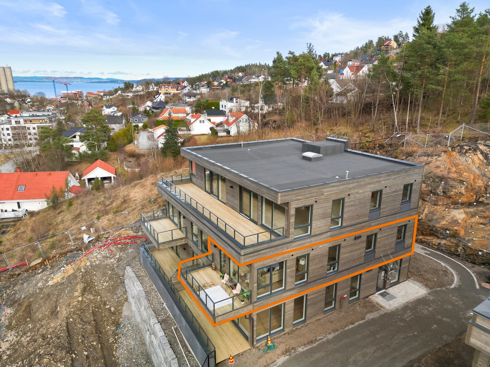 Leiligheten er gjennomgående og ligger på ende med vinduer på 3 sider Galleribilde