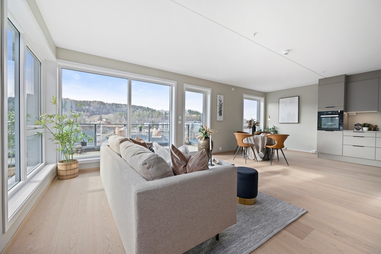 Leiligheten har vinduer på 3 sider - kjøkken og stue har vinduer på 2 sider Galleribilde