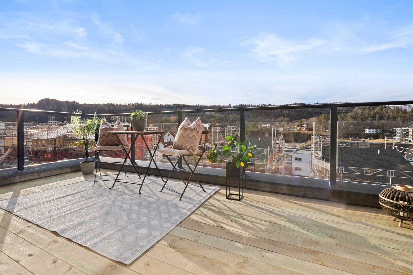 Flott, stor terrasse - 11 kvm. Fjordutsikt og ettermiddags - kveldssol Galleribilde