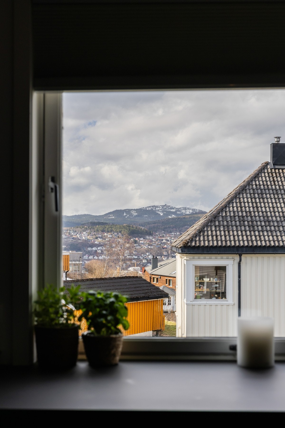 Plasseringa i høyden gir utsiktsmuligheter fra de aller fleste rom i huset i alle himmelretninger. Galleribilde