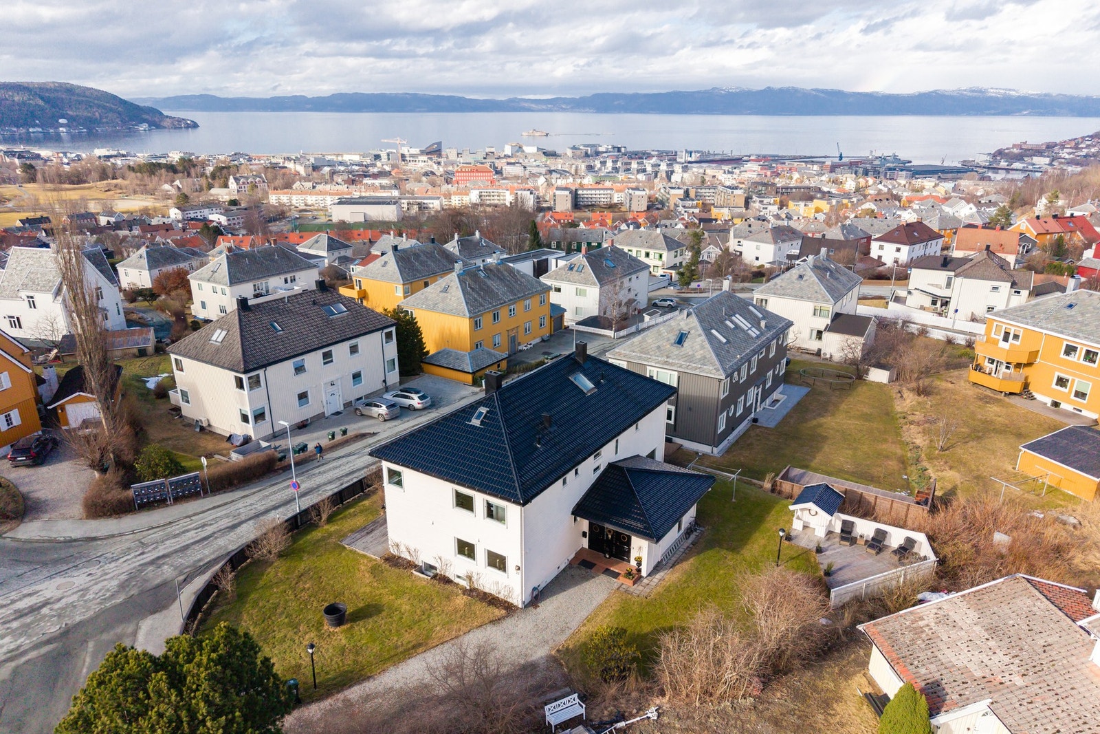 Velatablert nabolag med romslige eiendommer, rolige gater og kort veg til sentrum. Galleribilde