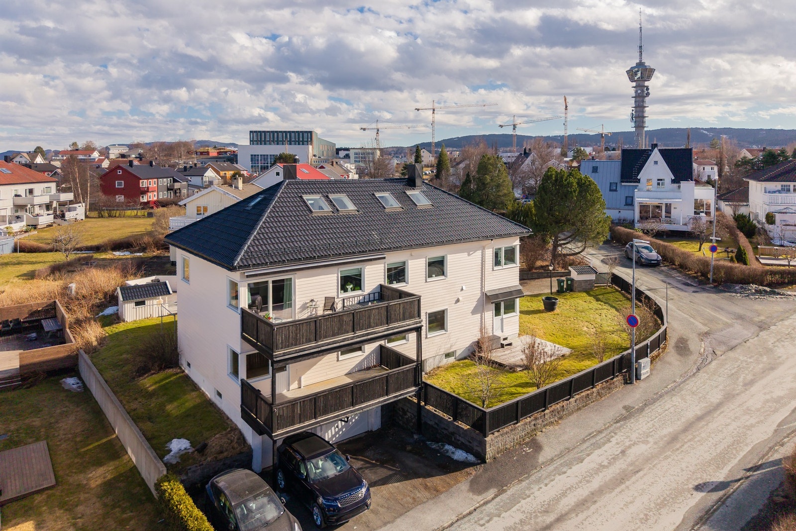 Eiendommen har ei svært gunstig plassering på ei romslig hjørnetomt på ca. 1 mål med innkjøring fra både Høilivegen og Dr. Sands veg. Galleribilde