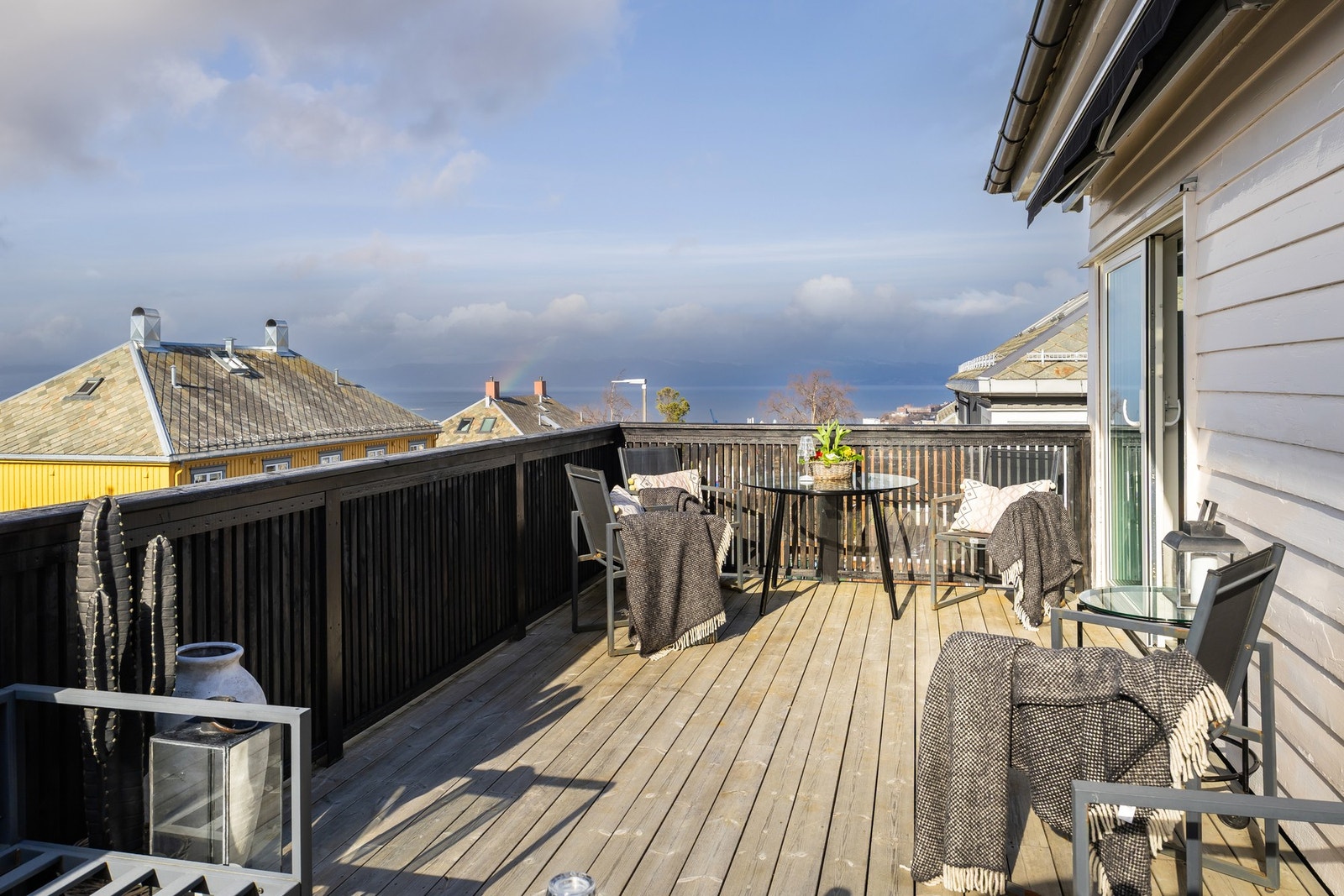 Beliggende på en høyde med særdeles gode sol- og utsiktsforhold. Galleribilde