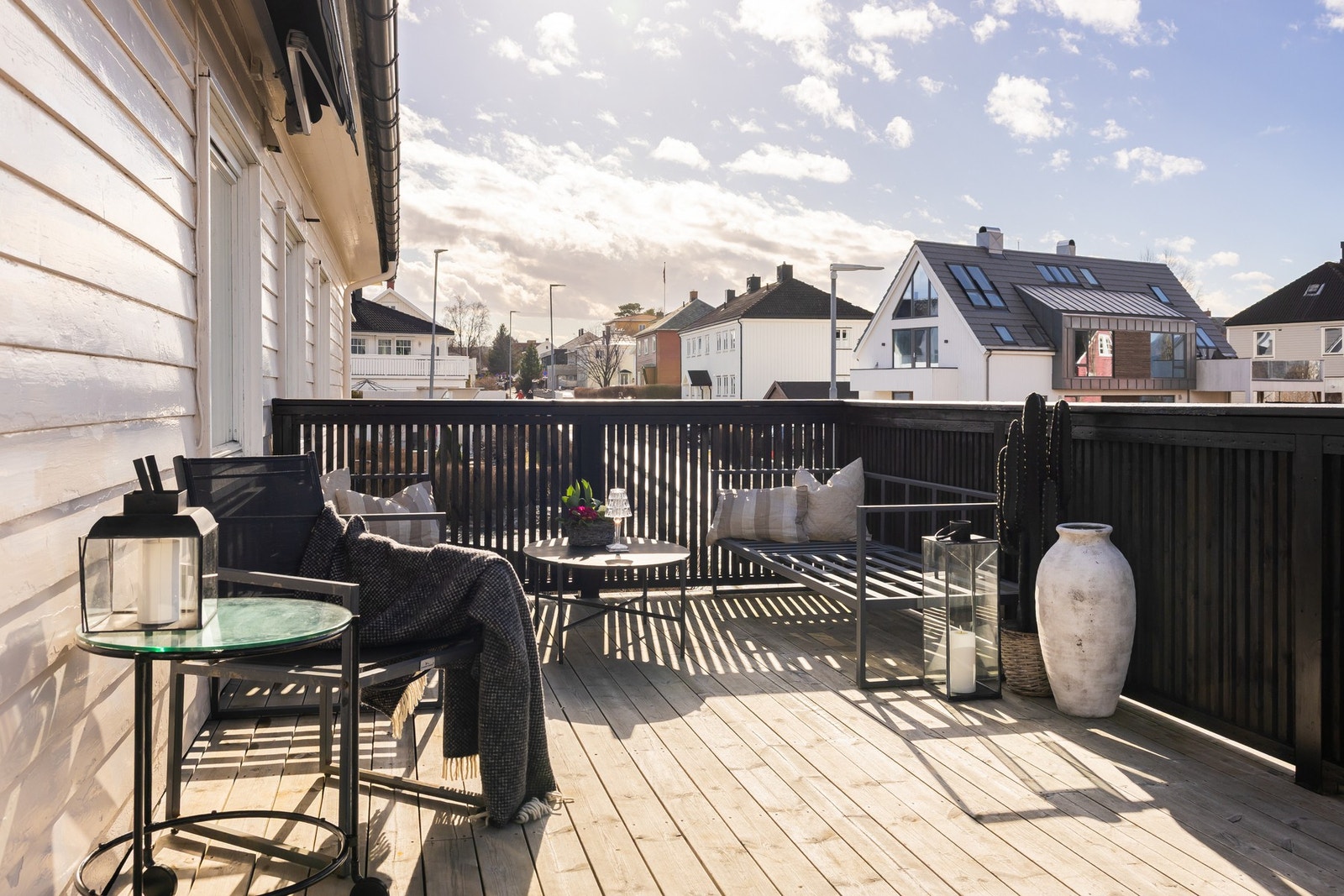 Bygget er pt. utnyttet med to store leiligheter, en pr etasje, med tilliggende hybel i 2. etasje og innredet 2-roms i kjelleretasjen (ikke byggemeldt). Galleribilde