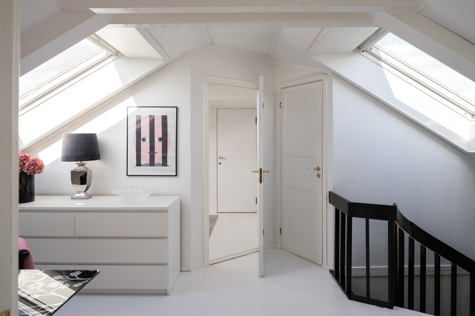 Loftet fremstår i dag med to innredede soverom, ett på hver side av trapperommet. Galleribilde