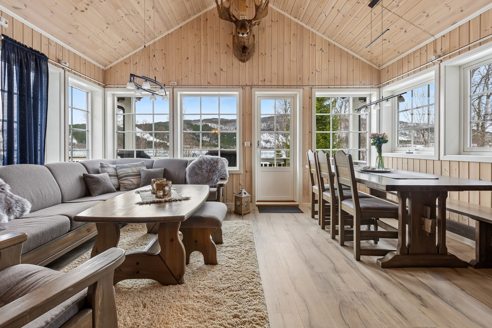 God planløsning og pent innredet hytte. Galleribilde