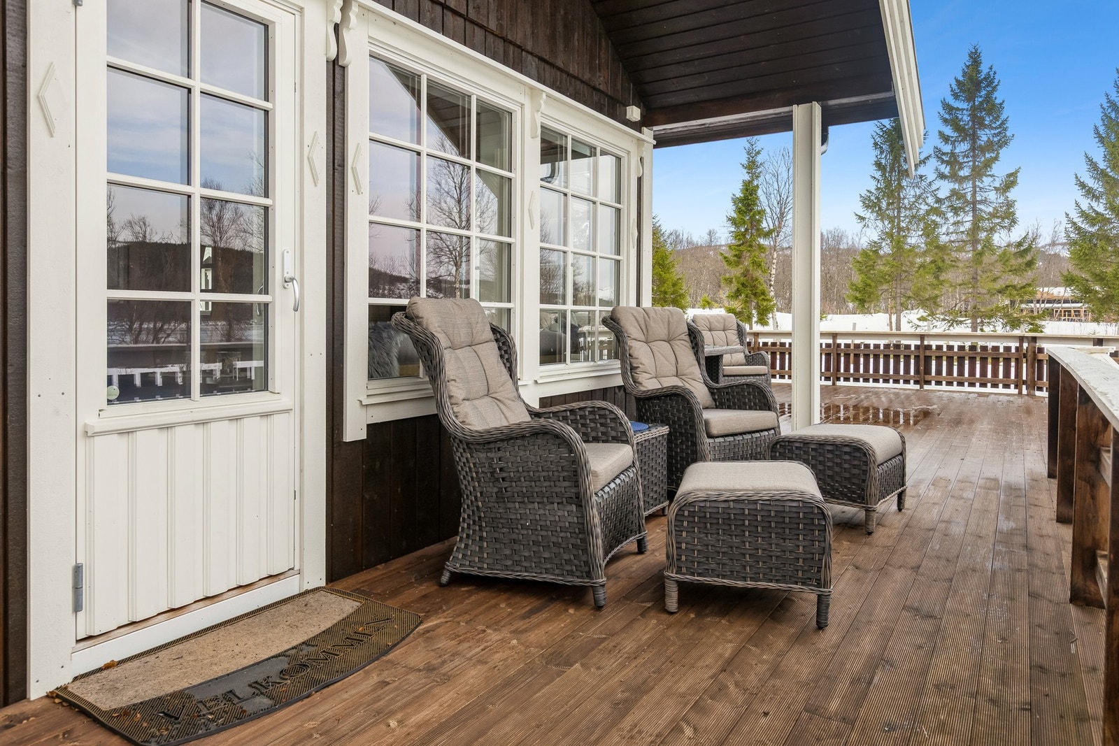 Utenfor stue er det delvis overbygget veranda. Galleribilde