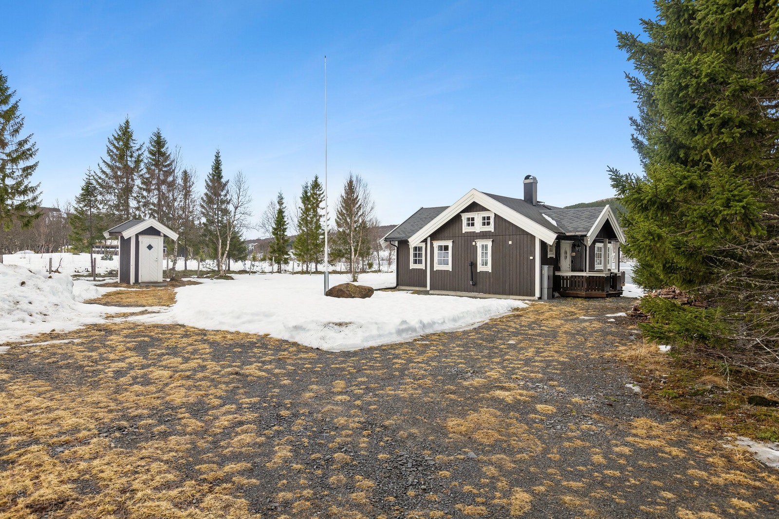 Romslig gårdsplass med god plass for parkering. Galleribilde