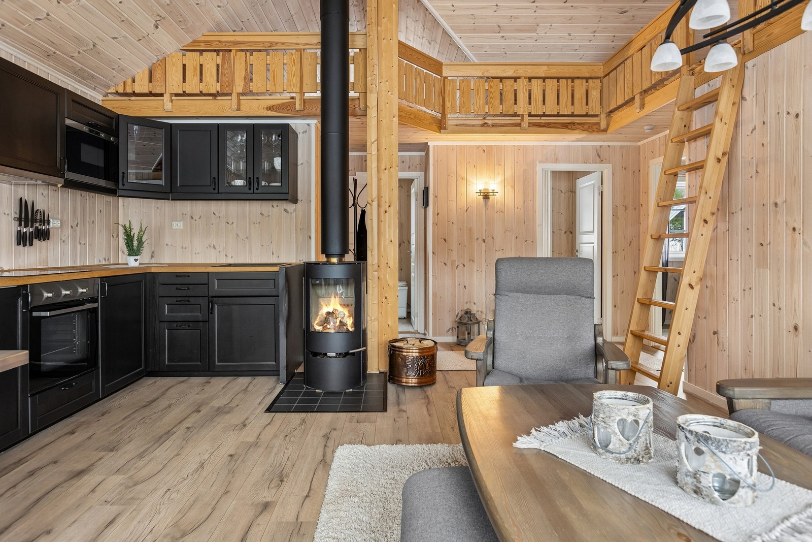 Kjøkken og stue med stige til hems. Galleribilde