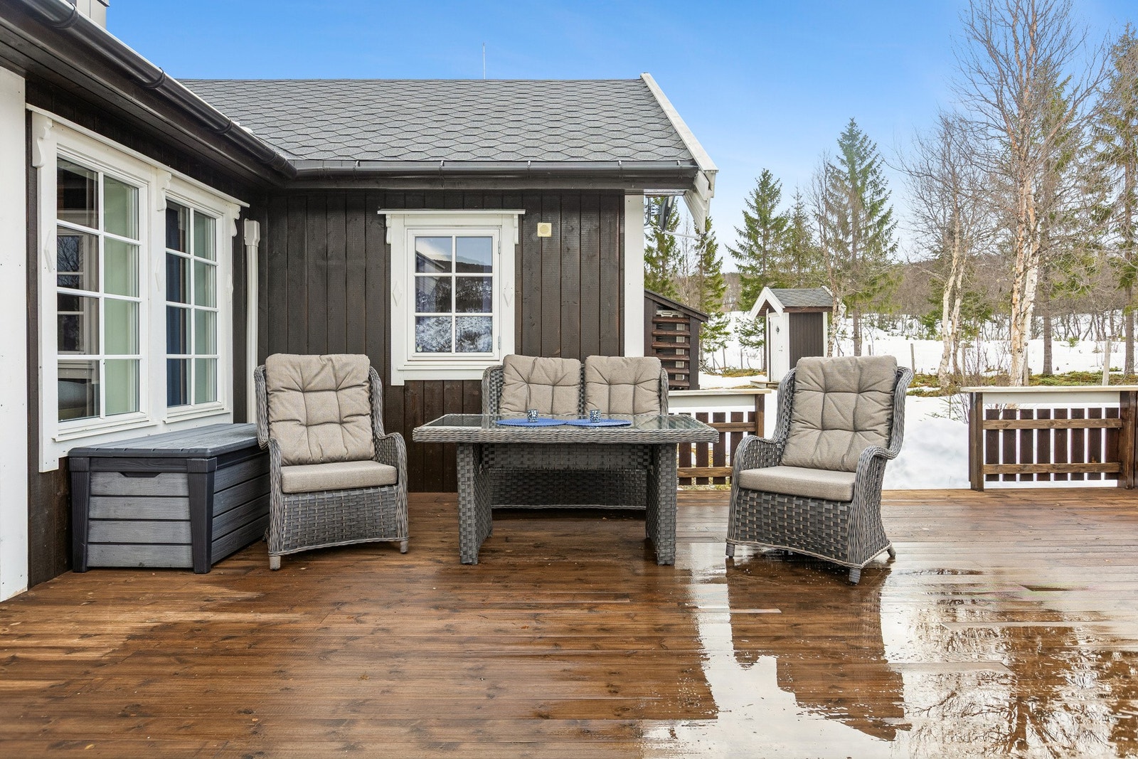 Meget solrikt og skjermet uteområde. Galleribilde