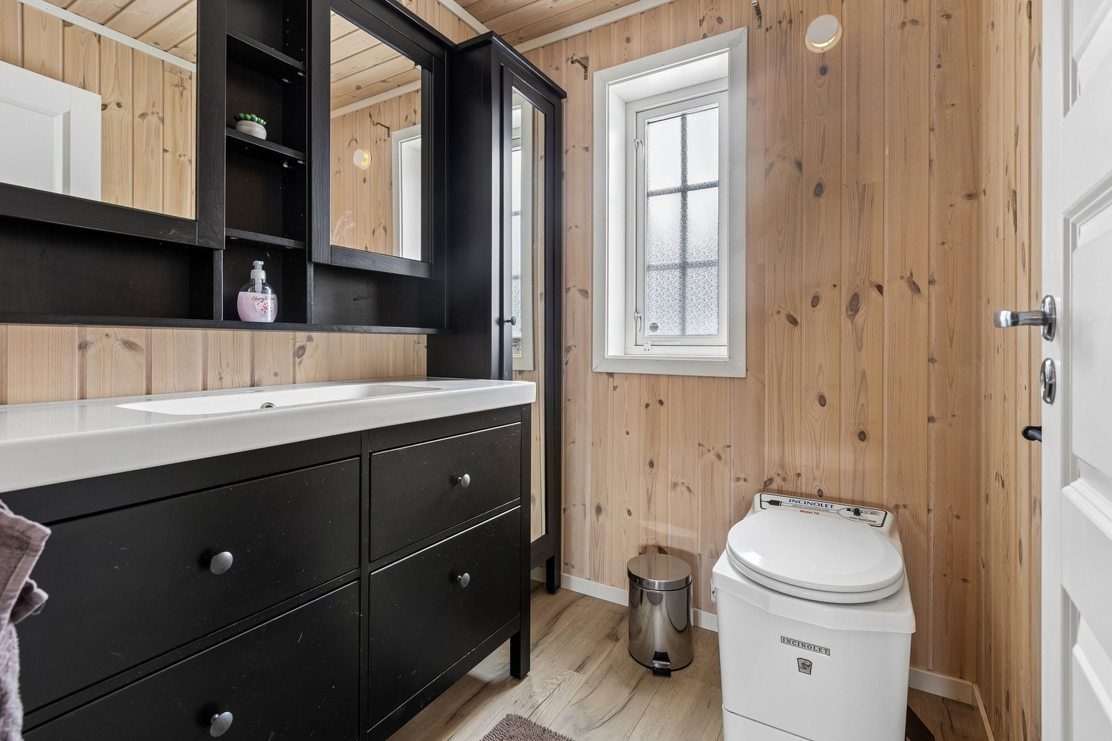 Toalettrom med innredning. Galleribilde