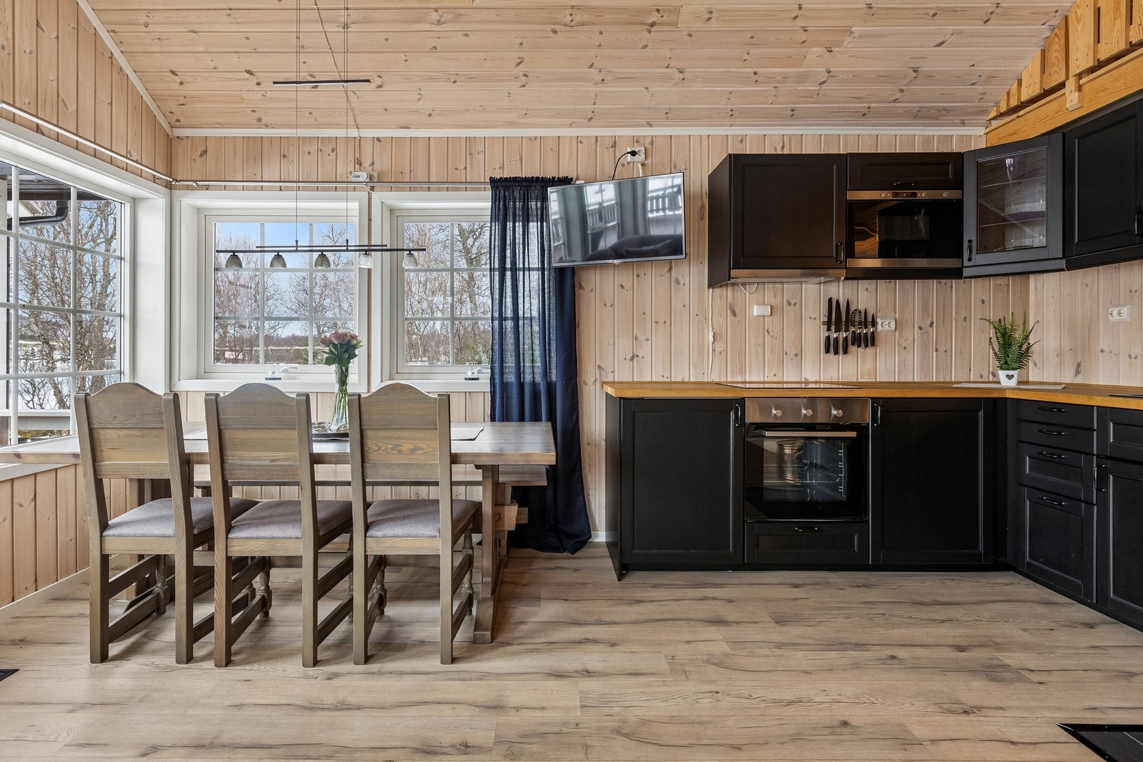 Pen løsning og behagelige fargevalg. Galleribilde