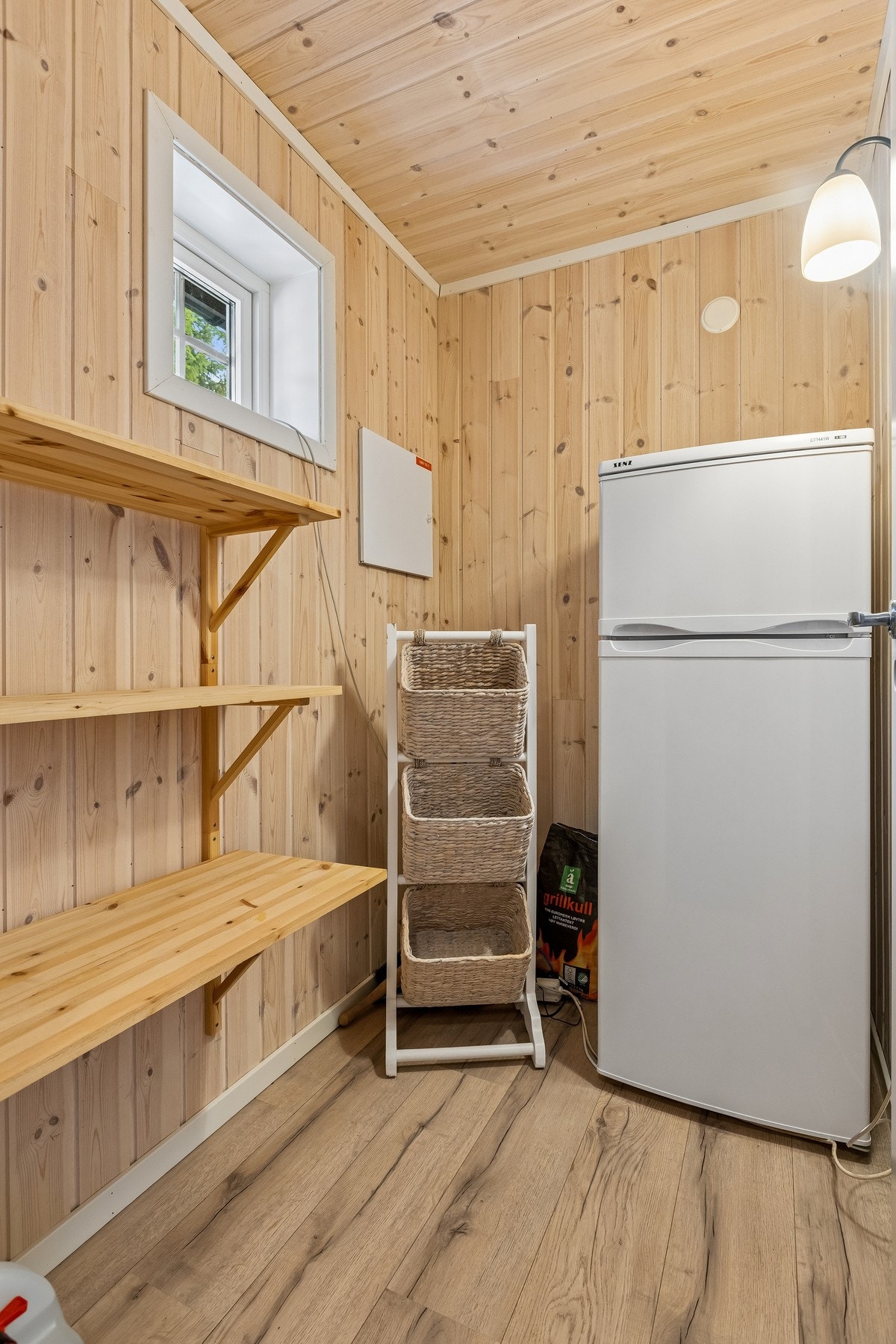 Innvendig bod med adkomst fra vindfanget. Galleribilde