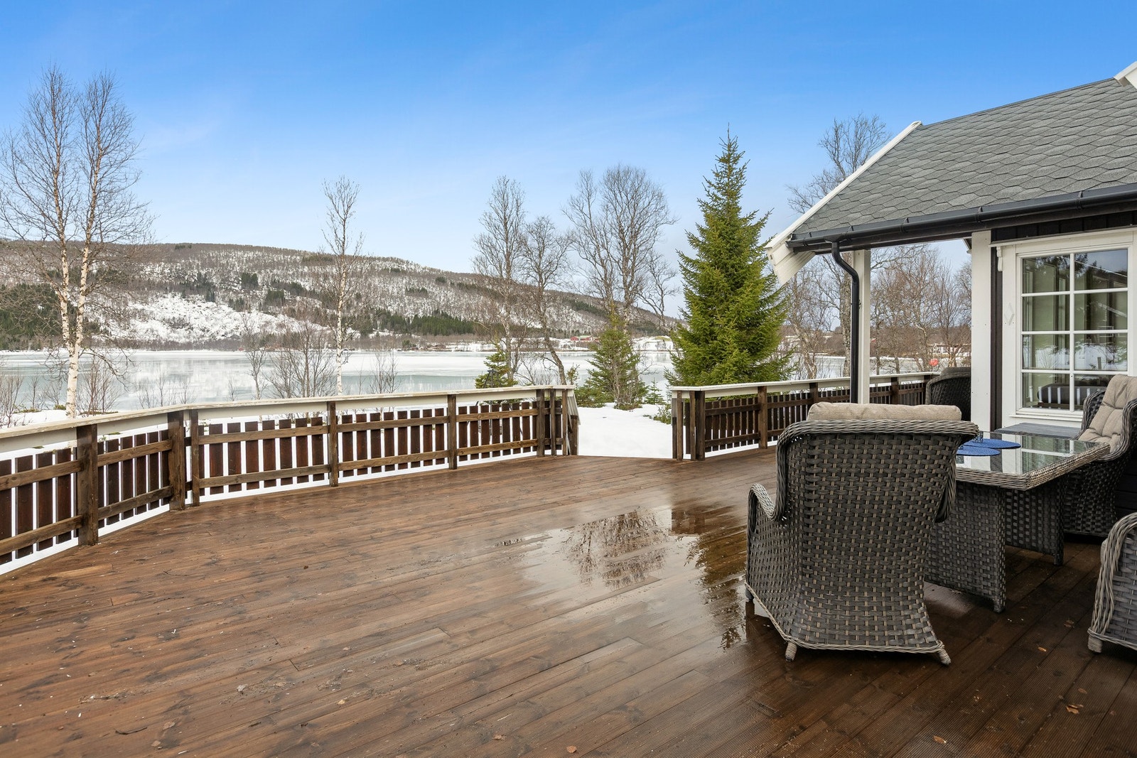 Tomten strekker seg helt til vannkanten. Galleribilde