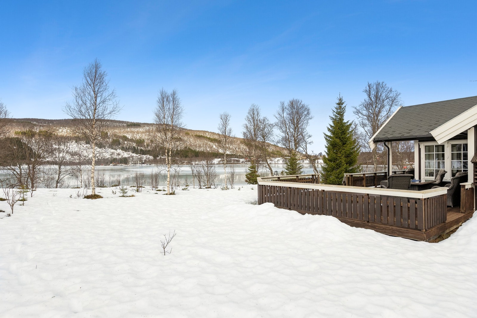 En eventyrlig beliggenhet med egen strandlinje og meget gode solforhold. Galleribilde