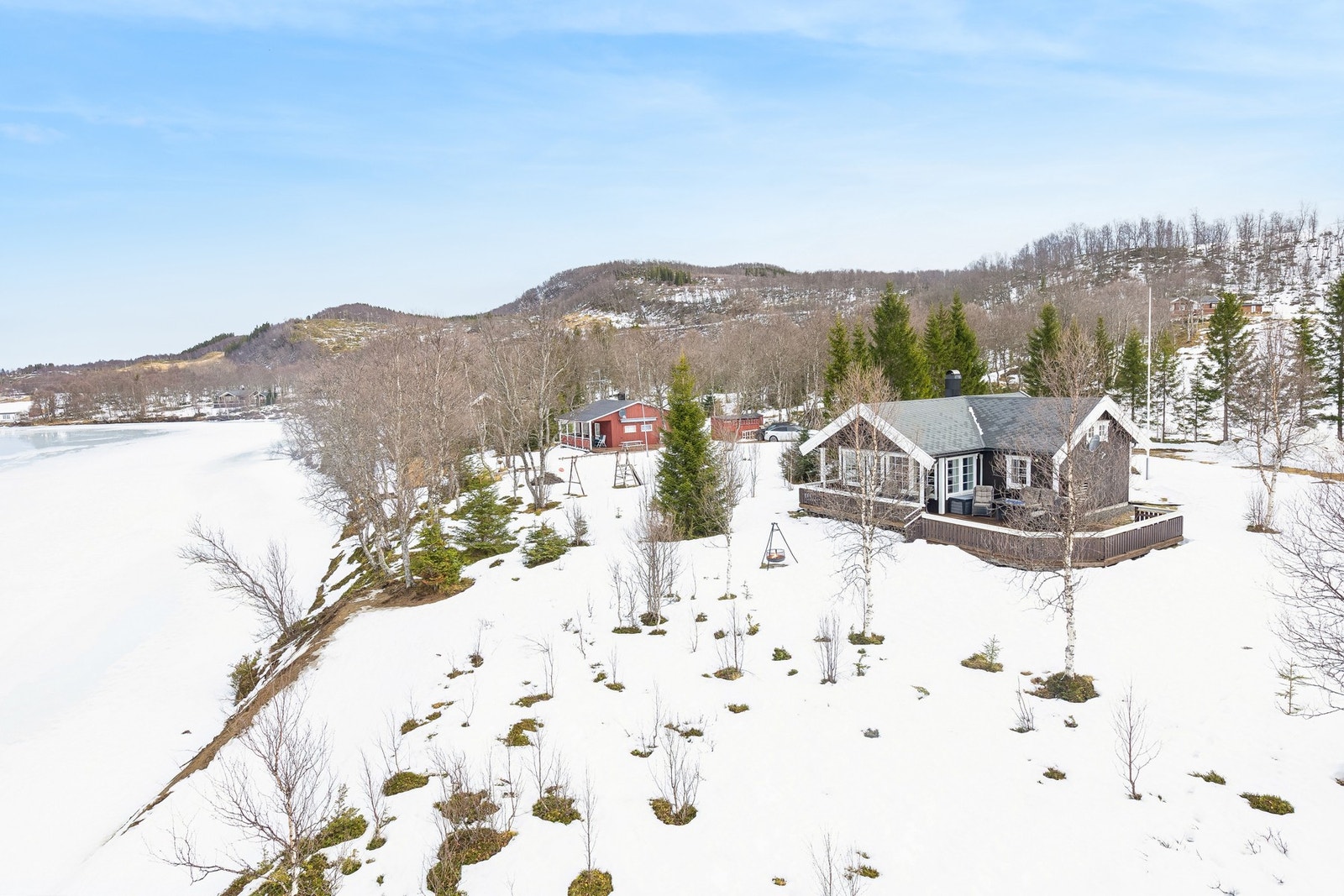Avdelingsleder/Eiendomsmegler Øyvind Guldhaugen presenterer denne vakre fritidsboligen ved Sandvannet i Tjeldsund kommune. Galleribilde