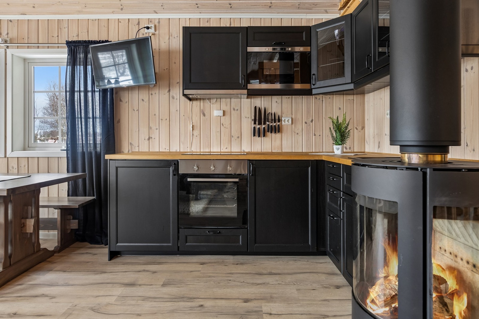 Moderne kjøkkeninnredning som har lite bruksslitasje. Galleribilde