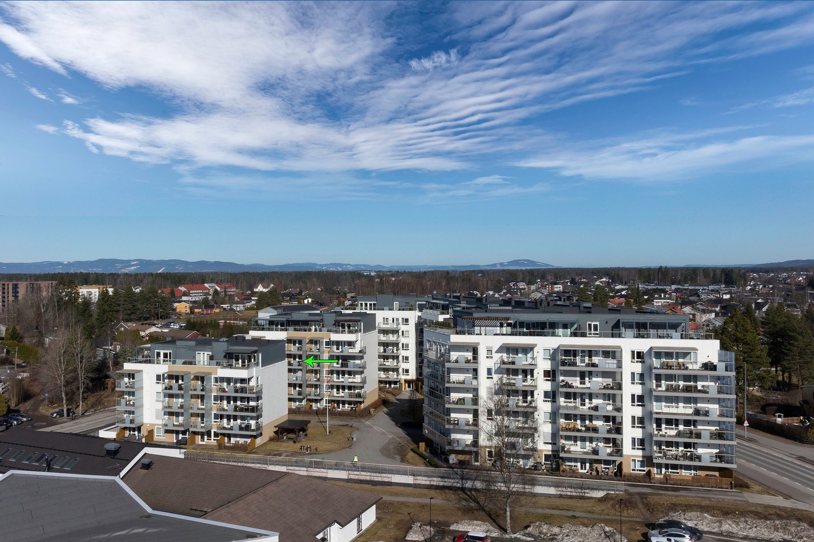 Dagligvarehandel er enkelt med Meny Jessheim (ca. 500 m), Rema 1000 Jessheim (ca. 350 m) og Rema 1000 Gystadmarka (ca. 1,1 km) rett i nærheten. Jessheim Storsenter ligger midt i hjertet av byen og tilbyr over 145 butikker og serveringssteder, fra kjedebut Galleribilde