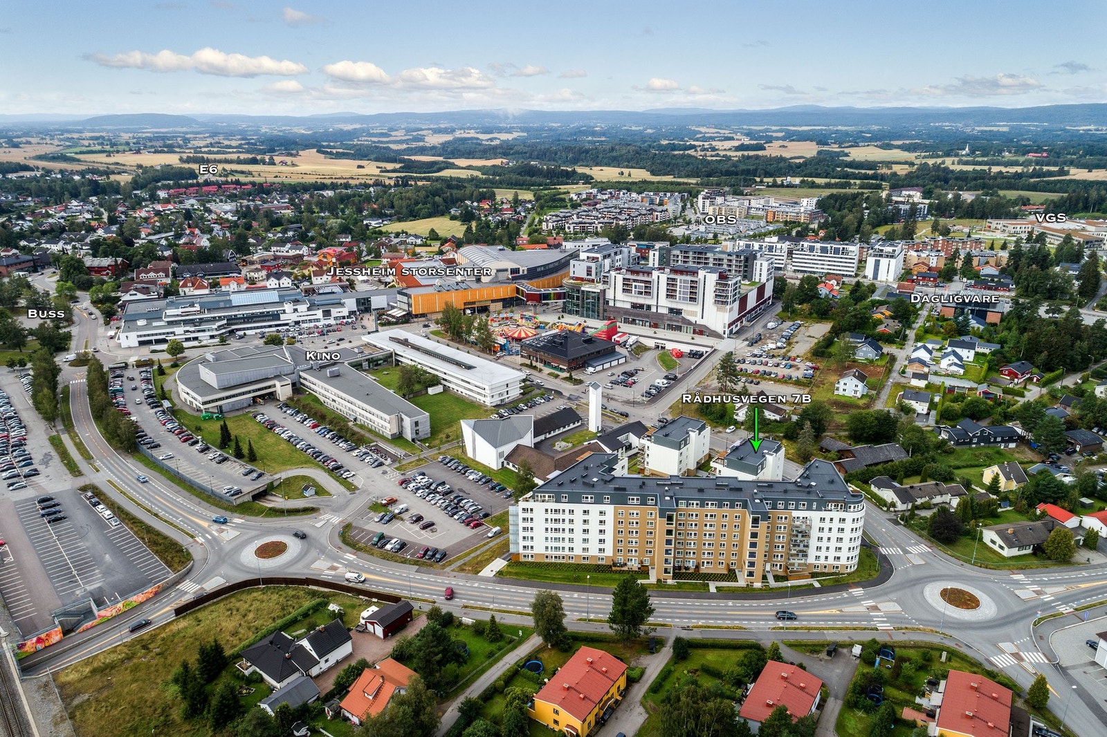Offentlig kommunikasjon er lett tilgjengelig. Nærmeste bussholdeplass, Jessheim skole, ligger kun 3 minutters gange unna, og Jessheim stasjon er 6 minutter til fots, med to togavganger hver time til Oslo. Med bil tar det ca. 10 minutter til Oslo lufthavn, Galleribilde