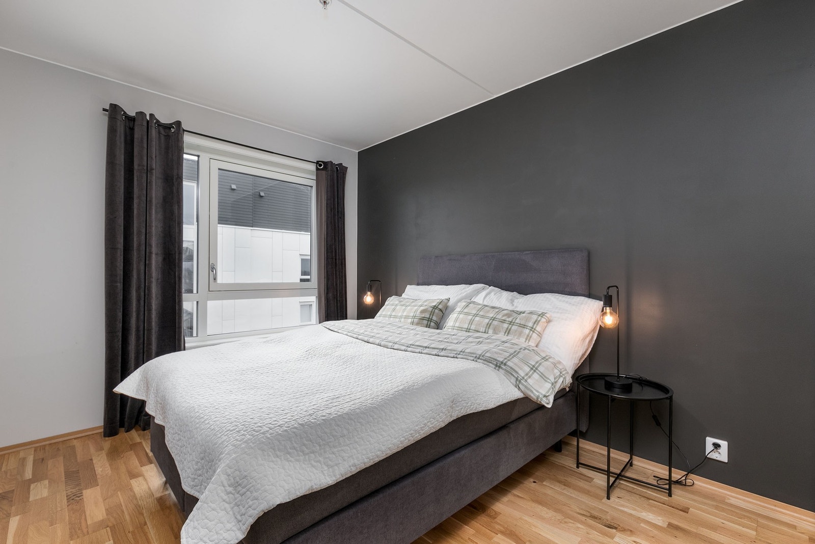 Soverommet har god plass til dobbeltseng og eget skap, og slipper inn rikelig med naturlig lys fra vinduet. Galleribilde