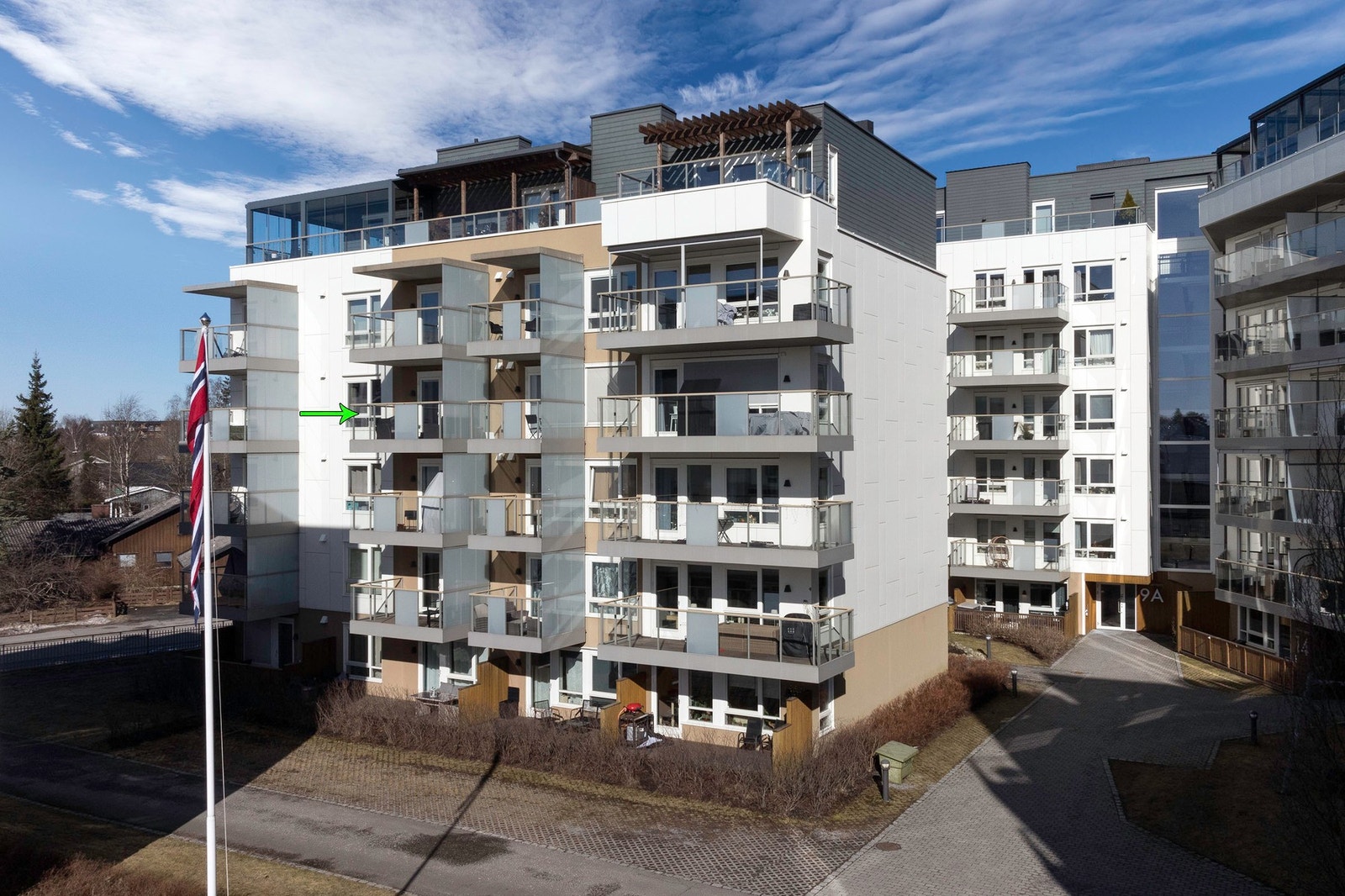 Eiendommen ligger svært sentralt i Jessheim by, med kort vei til skoler, barnehager, offentlig kommunikasjon og et bredt utvalg av fasiliteter og servicetilbud Galleribilde