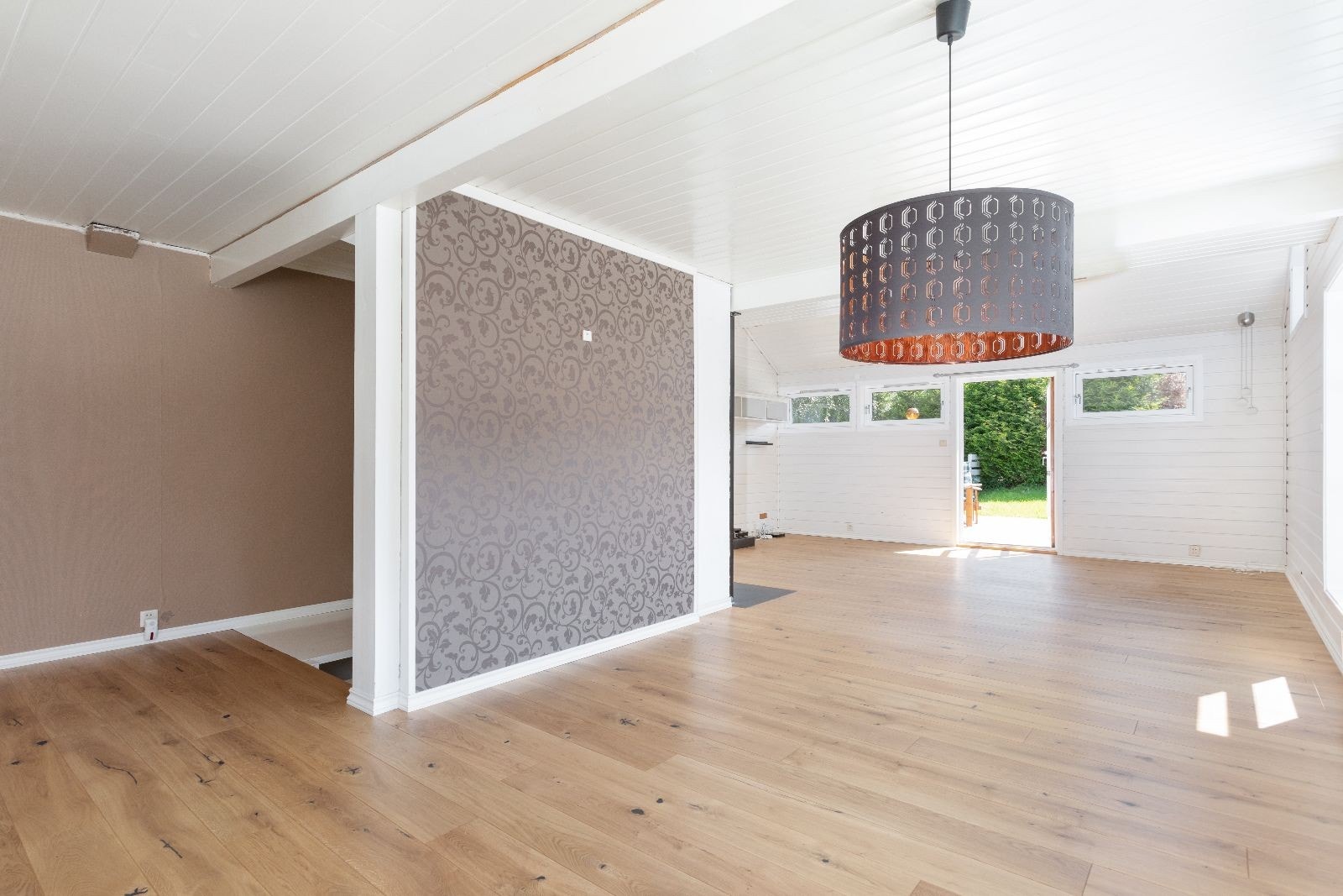 Stue med nedgang til kjeller og trapp oppe til 2. etg. Galleribilde
