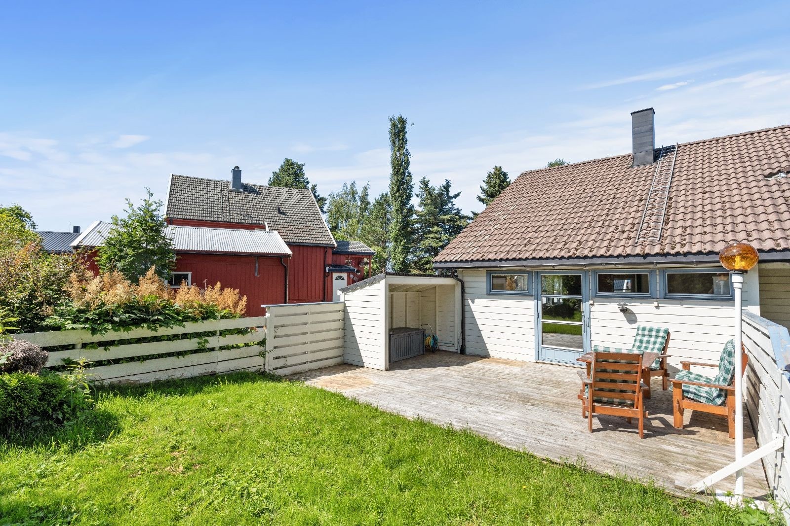 Hyggelig uteområde på baksiden av huset og veien Galleribilde