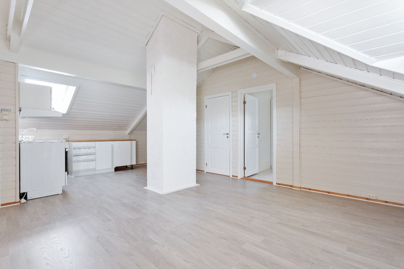 Kjøkken og stue, med inngang til 2 soverom Galleribilde