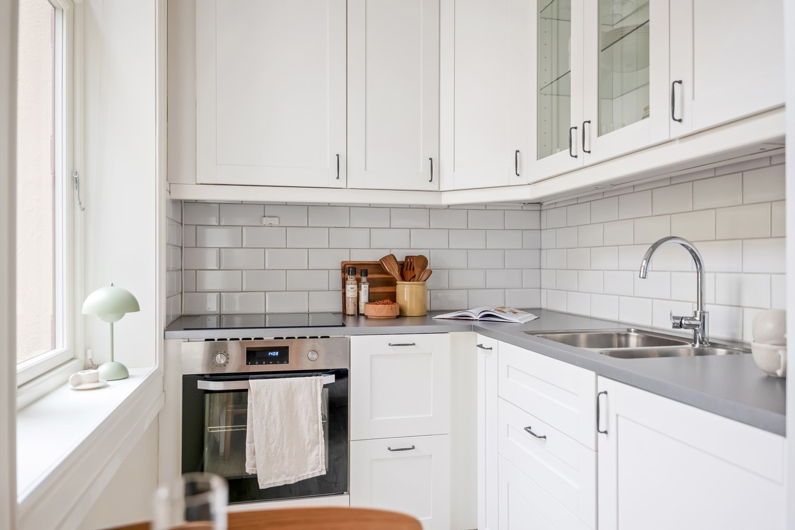 Komfyrvakt og automatisk vannavstenger/lekkasjevarsler er installert, hvor komfyrvakten ble byttet i 2026. Galleribilde