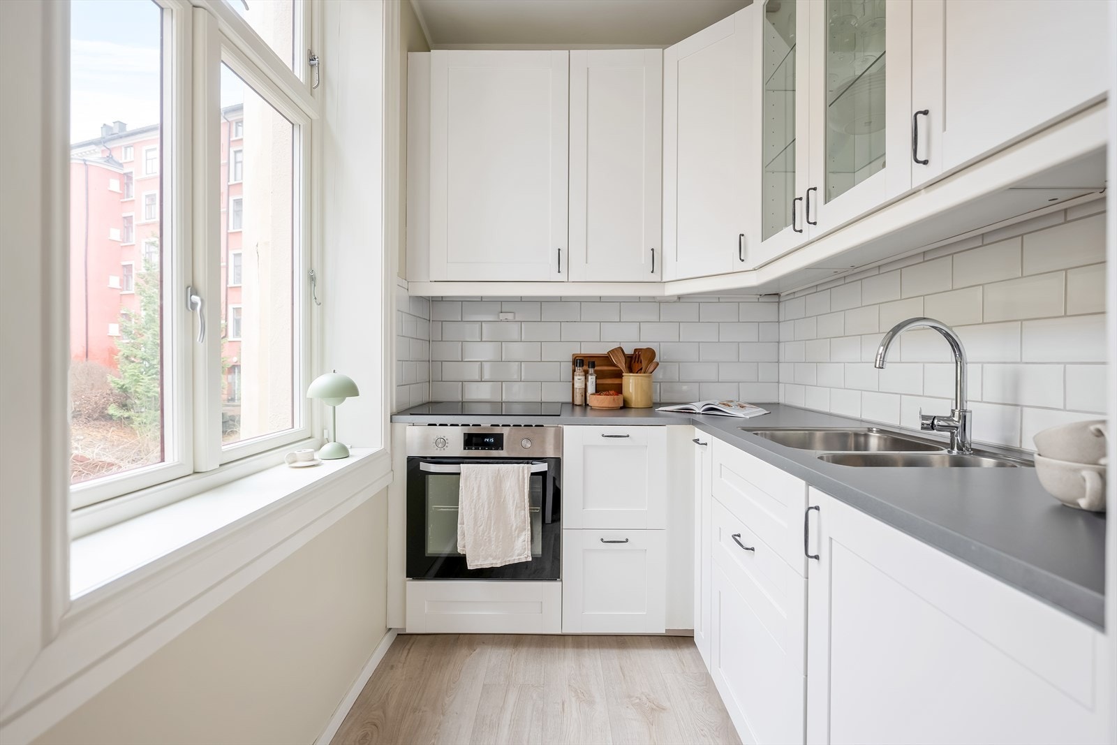 Kjøkkenet ligger i en delvis åpen løsning mot stuen, som skaper en sosial og luftig atmosfære, samtidig som kjøkkenet beholder sin egen sone. Galleribilde