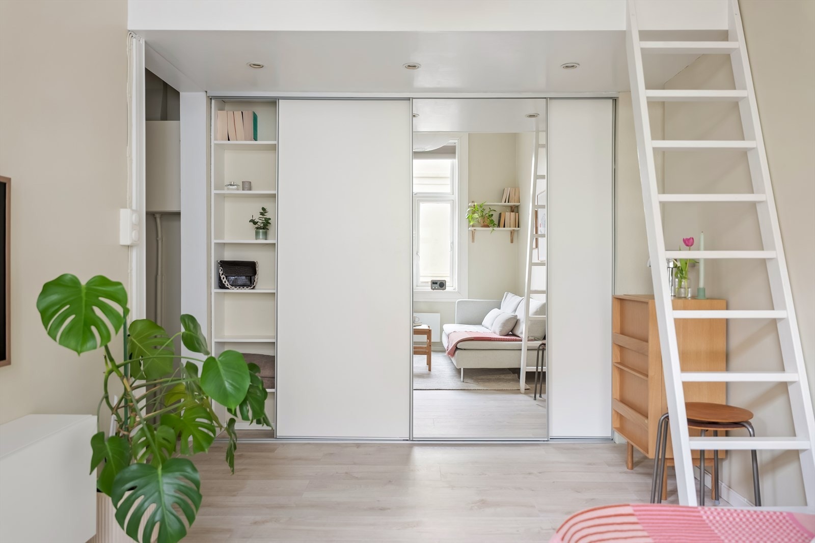 Under hemsen er det rikelig med oppbevaringsplass i garderobeskap med speilfront. Galleribilde