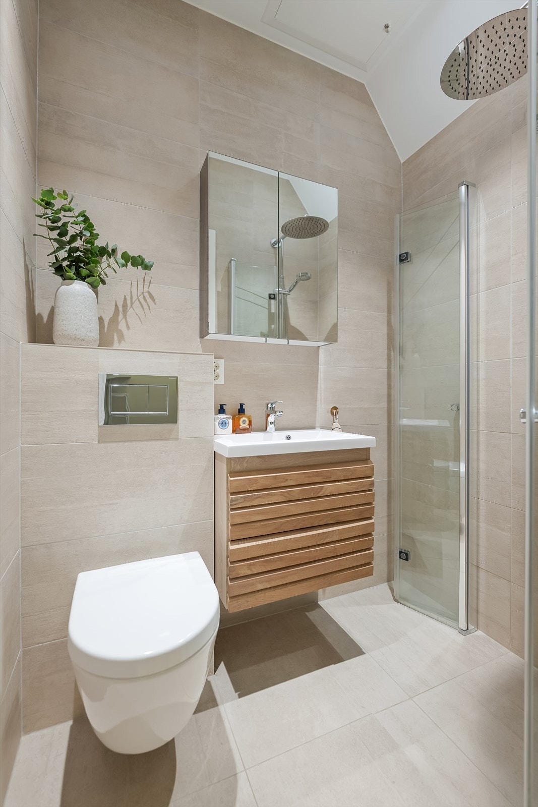 Det moderne baderommet ble pusset opp i 2021 av fagkyndige håndverkere fra Våtromspesialisten AS, Stor Oslo VVS og VF Elektro. Galleribilde