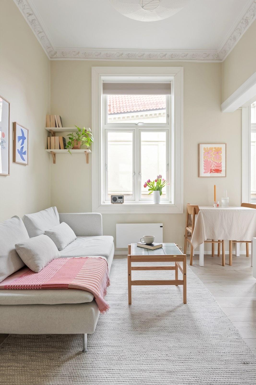 Boligen ligger tilbaketrukket til i gårdens 2. etasje, med samtlige vinduer vendt mot en rolig bakgård. Galleribilde